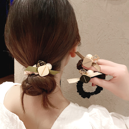 可愛くて繊細な シンプル ビーズ スウィート ヘアアクセサリー fashion ootd 秋コーデ カジュアルコーデ ファッション 秋服 大人コーデ コーディネート 今日のコーデ coordinate トレンドコーデ シンプルコーデ 着回し